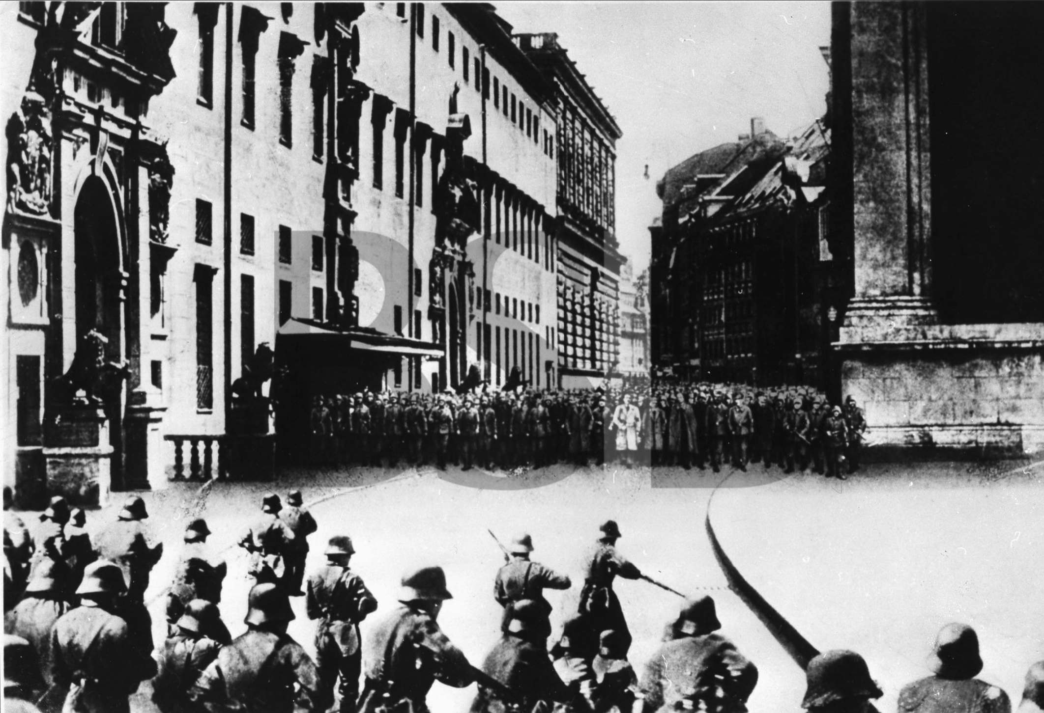 Ankunft an der Feldherrenhalle|600