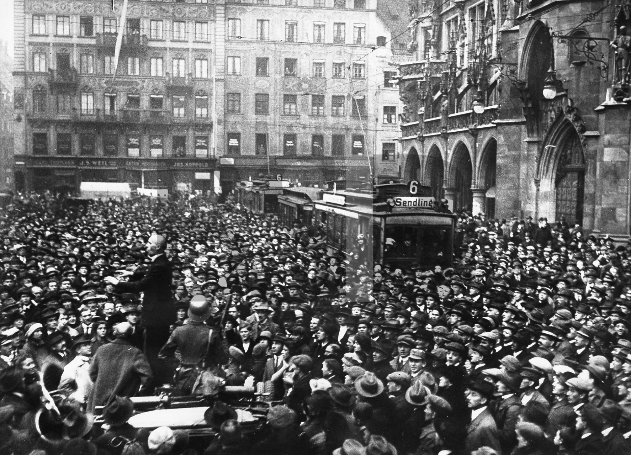 Streicher(?) auf dem Marienplatz|500