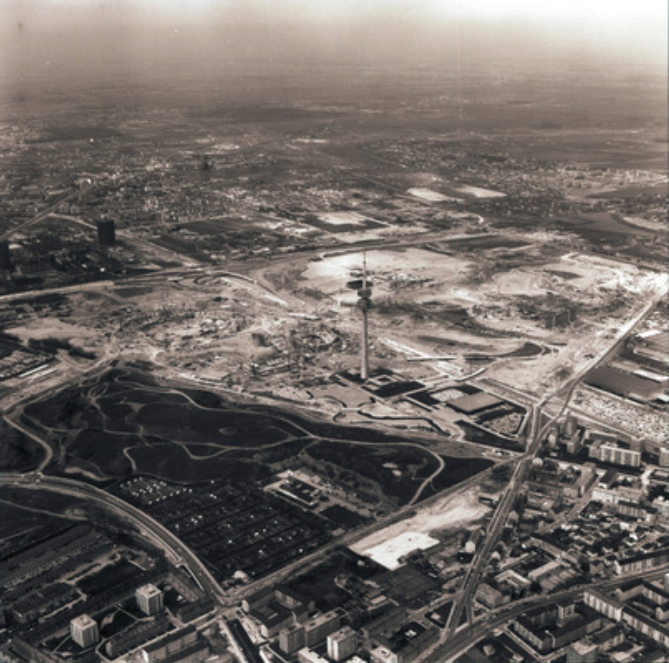 Vmtl. 1970: Blick NW, ähnliches Stadium, alle Konturen gut sichtbar|600