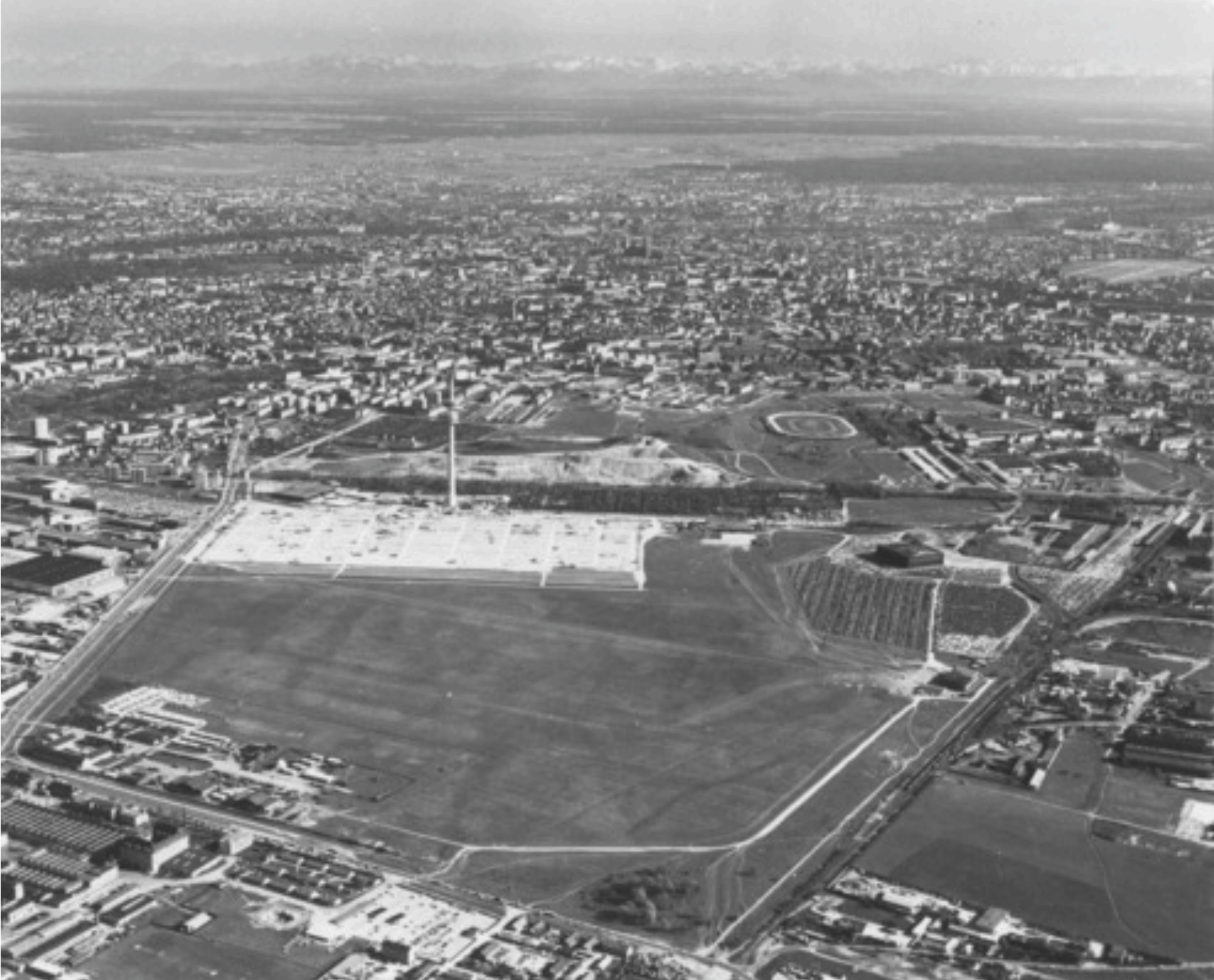 1967: Luftbild Gelände in SÖ, nur Fernmelde- und Fernsehturm (1965-1968), 291m hoch, bis 2027 kernsaniert|600