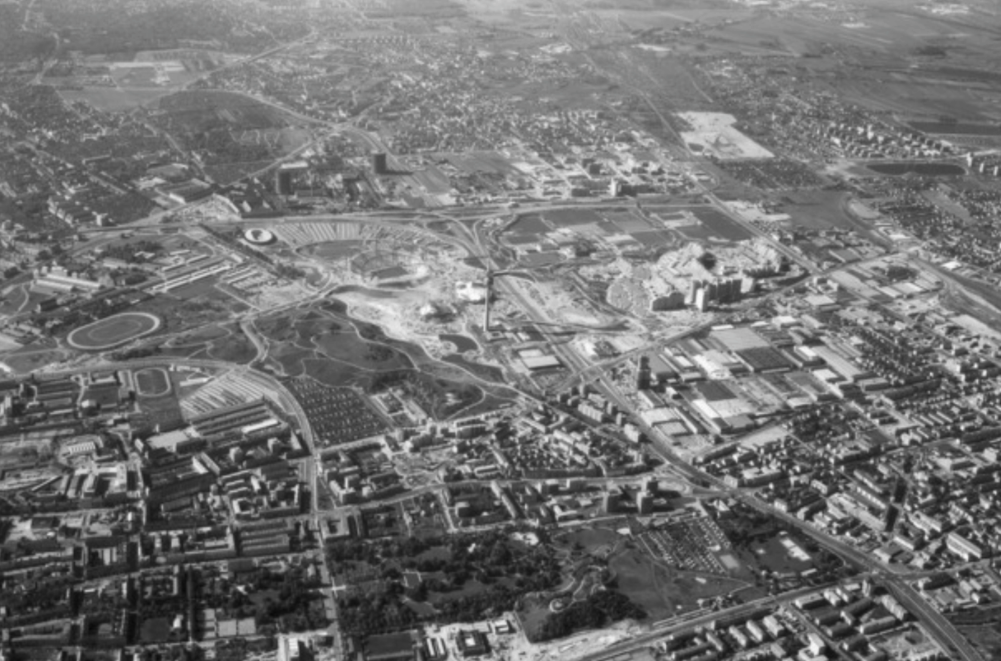 1970?: Luftbild Gelände WNW, Dorf bereits sehr gut sichtbar, Stadion fortgeschritten|600